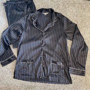 Victoria’s Secret long sleeve and pants pajama set size small
L